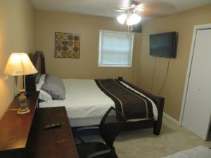 Tempat tidur dalam kamar di Atlanta Hartsfield Airport Guesthouse - Netflix Disney Amzn