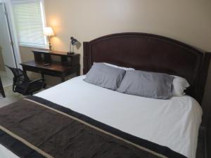 Tempat tidur dalam kamar di Atlanta Hartsfield Airport Guesthouse - Netflix Disney Amzn