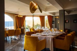Restavracija oz. druge možnosti za prehrano v nastanitvi Hôtel L'Incomparable by Les Etincelles