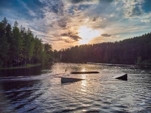 dos barcos en un lago con la puesta de sol en SPA - курорт Аврора - Клуб en Polyany