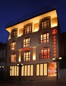 un edificio de hotel con un cartel de hotel por la noche en Hotel Concorde, en Veliko Tŭrnovo