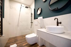 een badkamer met een wastafel, een toilet en een spiegel bij Luxury home near Tour Eiffel in Parijs
