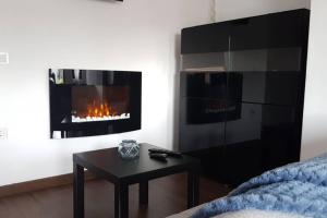 A television and/or entertainment centre at Aptos Cama del Rey ideal parejas