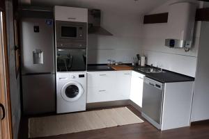 A kitchen or kitchenette at Aptos Cama del Rey ideal parejas