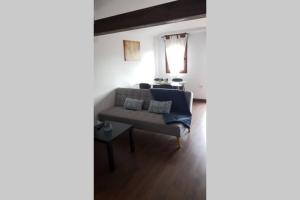 A seating area at Aptos Cama del Rey ideal parejas