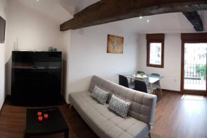 A seating area at Aptos Cama del Rey ideal parejas