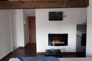 A television and/or entertainment centre at Aptos Cama del Rey ideal parejas