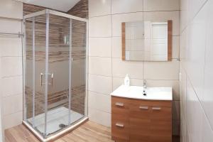 A bathroom at Aptos Cama del Rey ideal parejas