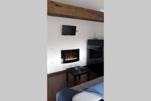 A television and/or entertainment centre at Aptos Cama del Rey ideal parejas