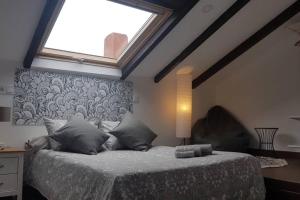 A bed or beds in a room at Aptos Cama del Rey ideal parejas