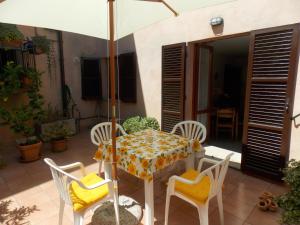 a table and chairs with an umbrella on a patio at Appartamento Tuderte in Todi