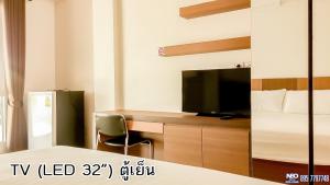 a room with a tv and a desk with a chair at Neo km10โรงแรมที่พักใกล้สนามบินอู่ตะเภา แสมสาร สัตหีบ บ้านฉาง in Sattahip