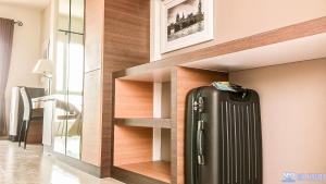 a black suitcase is sitting in a room at Neo km10โรงแรมที่พักใกล้สนามบินอู่ตะเภา แสมสาร สัตหีบ บ้านฉาง in Sattahip