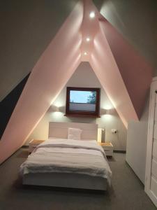 um quarto com uma cama grande e um telhado em Cyrlanka em Zakopane