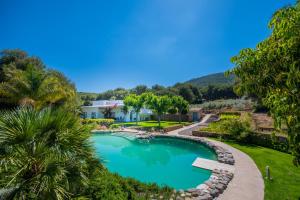 - une piscine dans une cour avec une maison dans l'établissement Cubo's Villa El Tejar, à Alhaurín el Grande