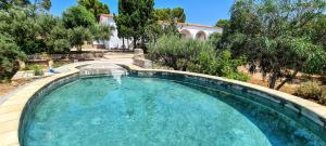 ラメトリャ・デ・マールにあるLaCasadelMarAmetllaの家のある庭のスイミングプール