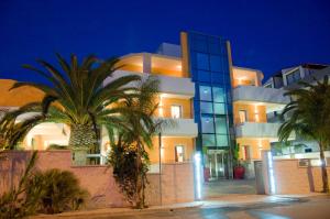 een gebouw met palmbomen ervoor bij Hotel Risberg in Gallipoli