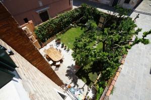 an overhead view of a garden with a table and trees at P 1779 in Venice