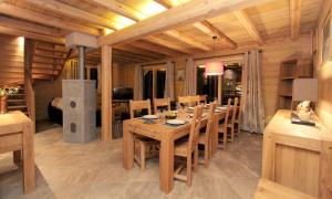 uma sala de jantar em madeira com uma mesa e cadeiras em Chalet Faverot 1 em Les Deux Alpes