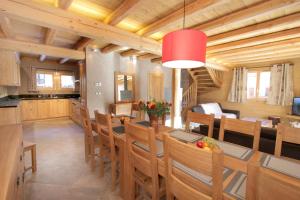 cocina y comedor con mesa y sillas en Chalet Faverot 1, en Les Deux Alpes