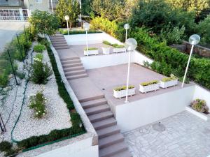 una vista aérea de un jardín con escaleras y plantas en APARTMAN MATKOVIĆ, en Imotski