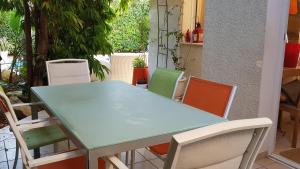 einen blauen Tisch und Stühle auf einer Terrasse in der Unterkunft Helene Villa in Protaras
