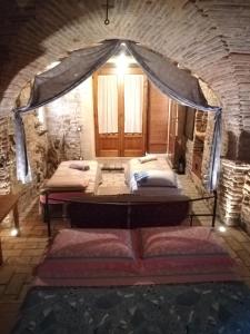 1 dormitorio con 2 camas en una pared de piedra en Pantorano rooms, en Spinetoli