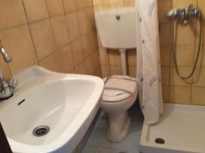 y baño con lavabo, aseo y ducha. en Despoina Rooms, en Plakias