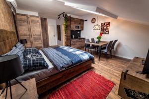 1 dormitorio con 1 cama y 1 mesa con cocina en Ivi Place Apartments, en Novi Sad