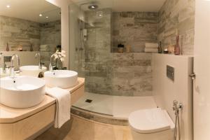 a bathroom with a sink, toilet and bathtub at Mediterraneo Sitges in Sitges