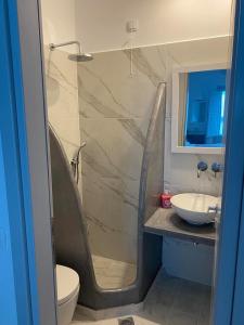 Ein Badezimmer in der Unterkunft Hotel Hellas