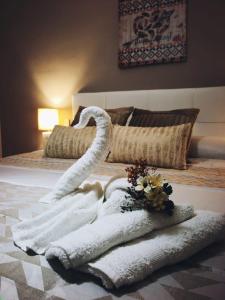 1 dormitorio con 1 cama con toallas blancas en el suelo en Medina Baguh (VFT), en Priego de Córdoba