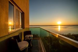 ママイアにあるDamiano Apartment Mamaiaの- 海の夕日を望むバルコニー