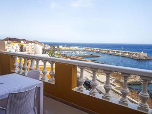 a balcony with a view of the ocean at Apartamento con maravillosas vistas en primera línea in La Restinga