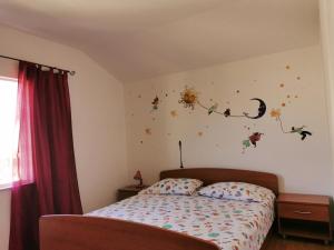 um quarto com uma cama com estrelas na parede em Apartments Mato em Orebić