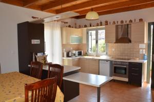 Kuchyň nebo kuchyňský kout v ubytování Lotus Sea View Apartments