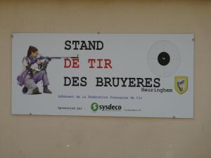 een bord op een muur dat zegt sta deir des burmers bij Les Landes avec Terrasse et Jardin in Heuringhem