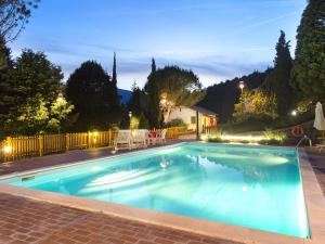 una piscina in un cortile posteriore di notte di Agriturismo Pratofranco a Pontremoli