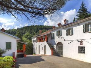 a large white building with a driveway in front at Agriturismo Pratofranco in Pontremoli