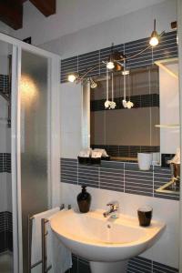 La salle de bains est pourvue d'un lavabo et d'un miroir. dans l'établissement Tenuta Roletto, à Cuceglio