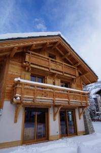 Cabaña de madera con nieve en el techo en Chalet Faverot 1, en Les Deux Alpes
