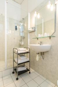 Koupelna v ubytování Hôtel des Bains + 37 fotografií