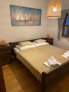 En eller flere senge i et værelse på Villa Charles