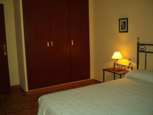 Hotel y apartamentos La Casa Rural客房内的一张或多张床位