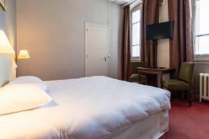 Postel nebo postele na pokoji v ubytování Hôtel des Bains