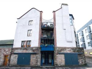 エディンバラにあるThe Malt Kiln Apartment Edinburgh Old Town 3 Bedroom Parking previously McDonald Residenceのギャラリーの写真