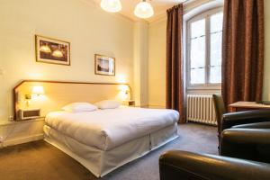 ein Hotelzimmer mit einem Bett und einem Fenster in der Unterkunft Hôtel des Bains in Aix-les-Bains