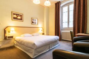 a hotel room with a bed and a window at Hôtel des Bains in Aix-les-Bains