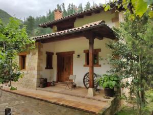 a small house with a patio in front of it at Casa el Viñadal in Arguebanes
