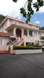 duży budynek ze schodami przed nim w obiekcie Jasmine Inn w mieście Kingston